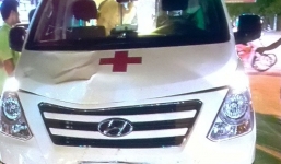 Thiếu nữ bị xe cứu thương hất lên nắp capo