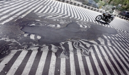 Video: Cảnh nhựa đường tan chảy vì nắng nóng kỷ lục ở Ấn Độ