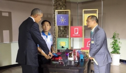 Tổng thống Obama hài lòng với món quà bằng giấy của chàng sinh viên Việt