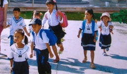 Lào Cai: Hàng trăm học sinh nghỉ học để giáo viên nghe tiếp thị