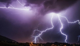 Một phụ nữ bị sét đánh chết trên đường đi làm về