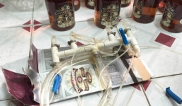 Phát hiện rượu Chivas làm giả từ nước màu kho cá