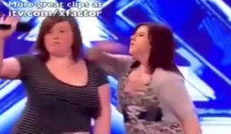 Thí sinh X-Factor đánh bạn diễn ngay trên sân khấu 