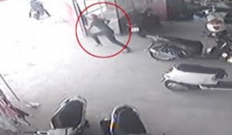 Video: Trộm xe máy bị chủ nhà song phi đạp ngã dập mặt, đánh nhừ đòn