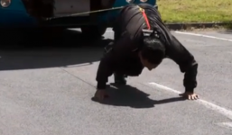 Dùng tóc kéo xe tải nặng hàng chục tấn