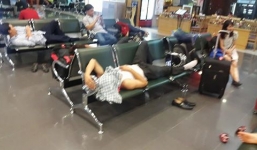 Video chàng trai vứt giày của hành khách vô tư nằm trên băng ghế chờ sân bay