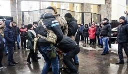 Video: Người Việt ở Ukraine bị binh lính đánh đập, xịt hơi cay