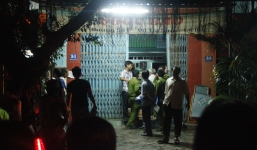 Vợ bỏ đi, chồng ôm con trai 7 tuổi tẩm xăng tự thiêu