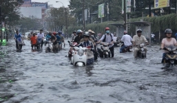 Xe máy bị ngập nước có nên thay dầu không?