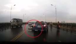 Video: Qua đường ẩu, xe máy bị ôtô tông ngã gục trên cầu Vĩnh Tuy
