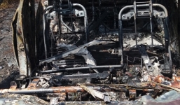 Đưa nhau đi chụp ảnh ngoại cảnh, ô tô chở cô dâu chú rể bất ngờ cháy rụi