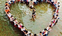 Học sinh chụp ảnh kỷ yếu dưới sân trường ngập nước gây 'sốt' mạng xã hội