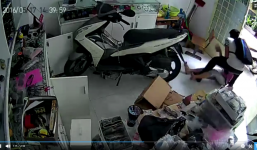 Nữ chủ quán chống cự quyết liệt khiến 2 tên cướp vứt xe bỏ chạy