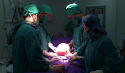 Cứu sống cô gái có khối u khủng 6kg trong ổ bụng 