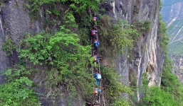 Video: Học sinh tiểu học leo qua 800m vách đá dựng đứng để tới trường 