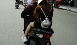 'Nhà sư' chạy SH, chở nữ 'phật tử' không MBH gây tranh cãi