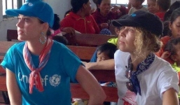 Katy Perry giản dị đi từ thiện tại Ninh Thuận