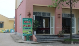 Mâu thuẫn tại nhà nghỉ, 1 người bị đâm nguy kịch