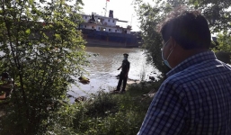 Thi thể nam thanh niên mặc áo cầu thủ trôi dạt vào cảng ở Hà Tĩnh