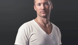 Trở thành triệu phú nổi tiếng sau khi vào tù ra tội