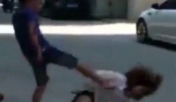 Video: Bạo hành bạn gái giữa phố vì không đòi được 'phí chia tay'