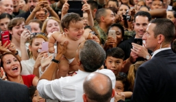 Video: Obama trổ tài dỗ trẻ khiến đám đông reo hò