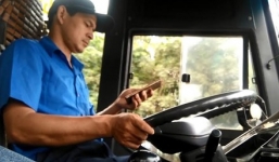 Video: Tài xế vô tư nhắn tin, lướt web khi xe bus đang chạy tốc độ cao khiến nhiều người bức xúc