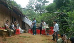 Bị truy sát giữa đêm, vợ chết, chồng người đầy máu bò ra kêu cứu