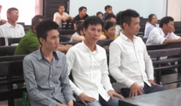 Truy sát chủ quán không thành, lao vào đâm thực khách