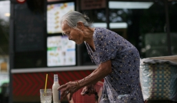 Video: Bà cụ 88 tuổi thông thạo 4 ngoại ngữ dù không hề qua trường lớp nào