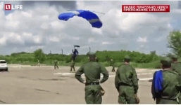 Video huấn luyện viên lính dù Nga đáp trật vị trí, làm vỡ kính ô tô của chỉ huy