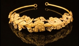 Dọn gầm giường bất ngờ phát hiện vòng vàng 3 tỷ