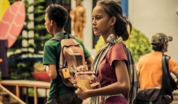 Thiếu nữ ăn xin bỗng nổi tiếng vì ngoại hình hút hồn người xem