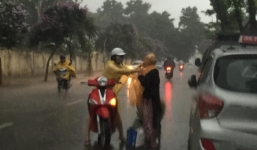 Dân mạng truy tìm danh tính của 'soái muội' trong ngày mưa 