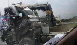 Xe đầu kéo nát cabin vẫn chạy bon bon trên đường