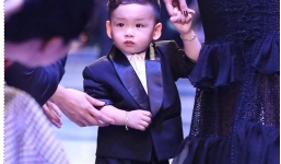 Con trai Hoa hậu Diễm Hương đáng yêu trên sàn catwalk