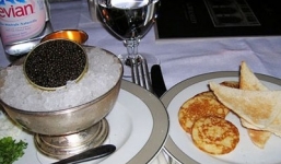 Đại gia Việt mạnh tay chi hàng tỷ đồng mở tiệc trứng cá tầm