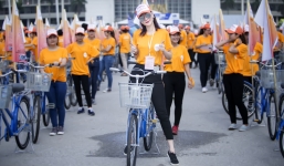 Dương Yến Ngọc đẹp giản dị và trẻ trung tham gia đạp xe từ thiện