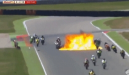 Khoảnh khắc mô tô bất ngờ bốc cháy trên đường đua làm 2 người bị thương