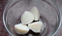 Trang trại kiếm bộn tiền nhờ bán trứng gà không lòng đỏ