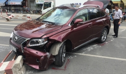 'Xế hộp' 4 tỷ cày nát dải phân cách trên phố Sài Gòn