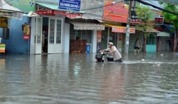 Mưa lớn, đường Sài Gòn biến thành sông, hàng trăm ngôi nhà bị ngập sâu