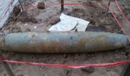 Nạo vét áo, tá hỏa phát hiện bom B52 'khủng'