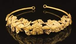 Phát hiện vòng hoa làm từ vàng 2.300 tuổi dưới gầm giường