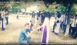 9X cầu hôn nữ sinh tại lễ tốt nghiệp cấp 3 gây tranh cãi