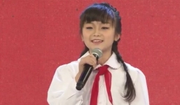 Cả trường quay nghiêm trang khi bé gái cất tiếng hát Quốc ca