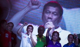 Tân tổng thống Philippines “ngủ ngày, cày đêm”, đi làm bằng máy bay