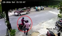 Video: 2 tên cướp đi xe Air Blade xông vào quán giật túi xách
