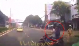 Video: Chạy trốn CSGT, 2 thanh niên suýt chết trước đầu ôtô