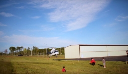 Video: Ông bố dùng trực thăng nhổ răng cho con